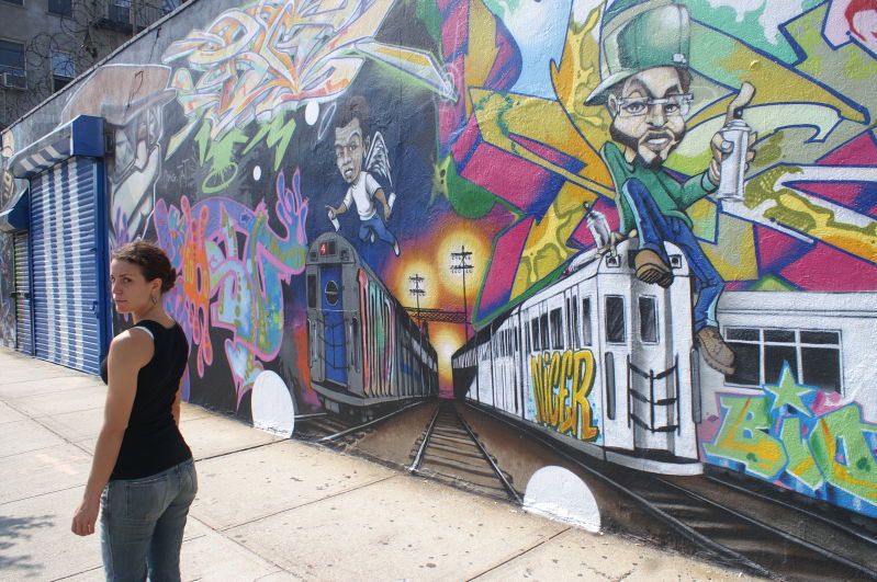 leslie and a mural